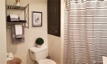 6601 upstairs full bathroom