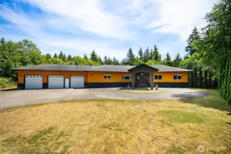 Welcome to Cosi, a cozy town just 30-40 minutes from the Ocean destinations of Westport & Ocean Shores; right by the Chehalis River with miles of trails, parks, and boat launch; and just 60 minutes to the urban center of Olympia.