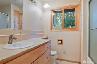 main bathroom with tub/shower