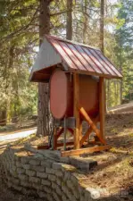 Fuel tank for fueling up snowmobiles