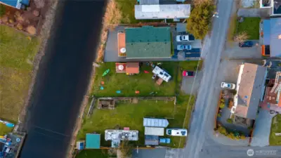 This neighborhood is part of a golf cart–friendly zone with scenic bike paths and quiet streets, making it easy to cruise to the beach, dinner, or a sunset walk along the bay.