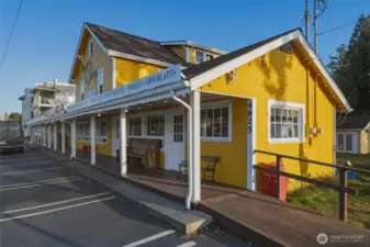 A bike-ride away from beloved Birch Bay amenities.