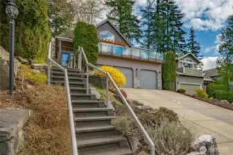 No need to worry about the snow ! Nice , wide stairs with handrails to guide you during those brief winter days.