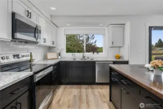 Huge kitchen w/ new island and quartz counter tops
