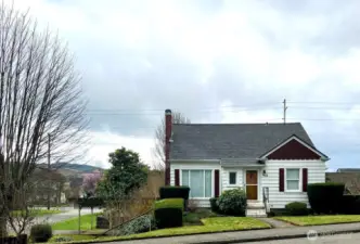 Charming home in the sweet town of Montesano.