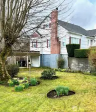 Lots of spaces for additional gardening