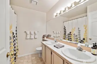 Full bath on the upper level.