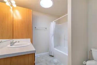 Full bath off additional bedrooms