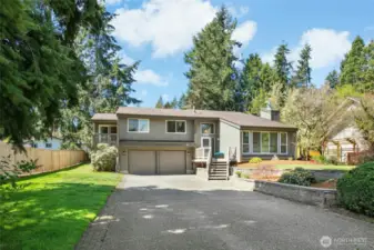 This home is in the sought-after Vasa Park community, just half a mile from Lake Sammamish with easy access to I-90 and I-405.