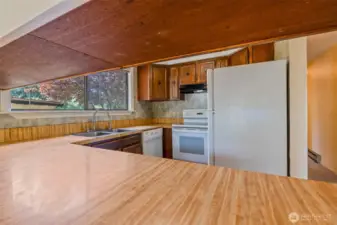 Kitchen eating bar open to dining area