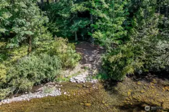 Deeded interest in this Deschutes River parcel over 3 acres of private recreation space