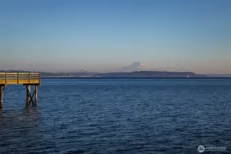 Minutes from schools, shopping, and ferry service to Edmonds and Seattle.