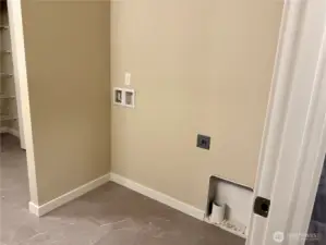 Washer/dryer hookups