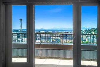 Sliders open to the private deck. Vistas to everything Seattle.