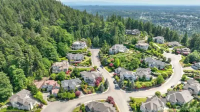 Local access to trails and nearby parks including Cougar Mountain Regional Park