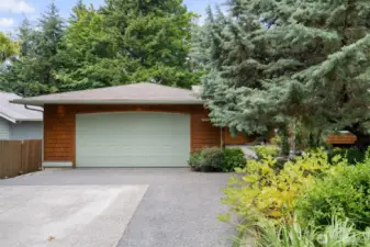 big oversized garage no stairs to the house