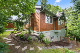 pathway to backyard on northside