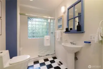 Second bath on entry level