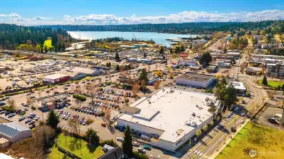 Plenty of Restaurants & Shopping Nearby; Safeway, Stoup Brewing & PostDoc Brewing