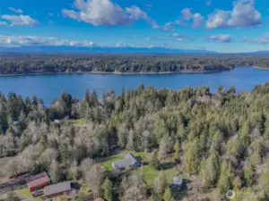 Harstine Beach club is a walk away- lots of places to dock your boat, launch your kayaks and beach comb.