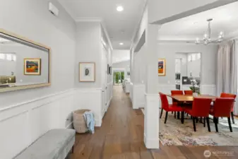 Open entry with 10 foot cielings