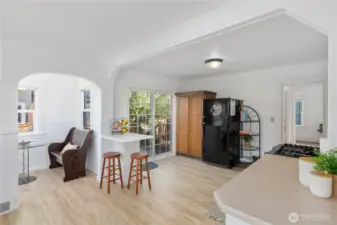 Large kitchen w/adorable eating nook
