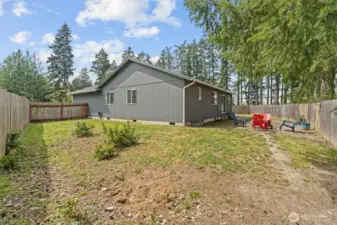 Unaltered photo of the back right of the yard and home.