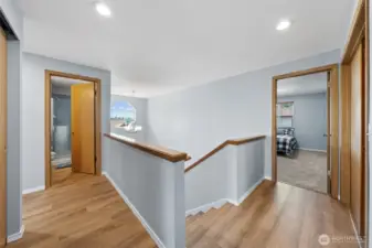 Hardwood floors and recessed lighting.