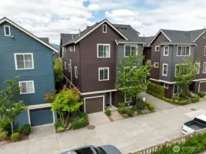 Stylish 3-story townhome with a private 1-car garage, nestled in the heart of Issaquah Highlands. A perfect blend of modern design and urban convenience in a vibrant, walkable community.