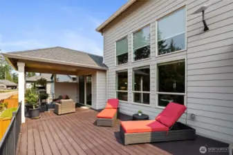 Cedar decking and staircase replaced with Woodland Brown Trex Decking