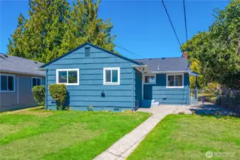 The perfect spot for pets, play & summer BBQ's!