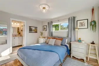 Attached en-suite bath & big closet…