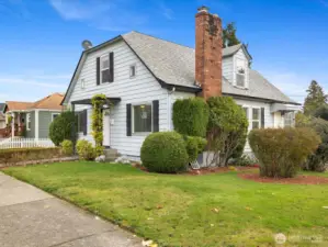 Charming legal duplex in a great location, near downtown Everett amenities.