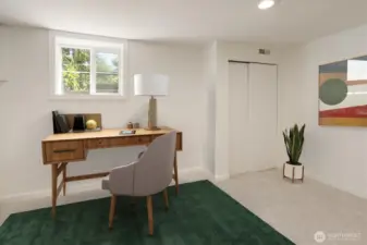 Den/office with closet & window, could be a non-conforming bedroom.
