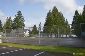Sports courts, free equipment rental at the pro shop.