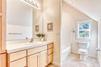Upstairs full bathroom