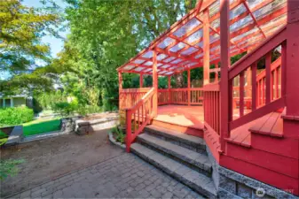 A covered deck or outdoor space is one of the things Seatteites revere.  When you want to stay outside but come in from the rain, here's your ticket!