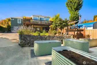 6 large garden beds for all your herbs, vegetables and flowers