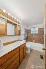 Full bath next to primary bedroom.