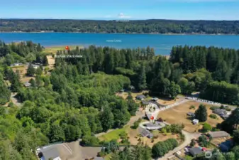 Prime location with 2 minute walk into Belfair State Park.