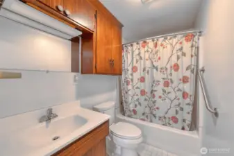 Upstairs Full Bathroom