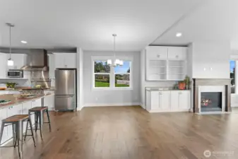 Dining Room (un-staged)