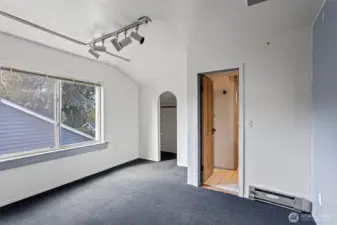 Upper level 3rd bedroom connected to jack-n-jill full bathroom.