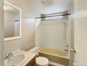 Full guest bath with shower/tub combo.