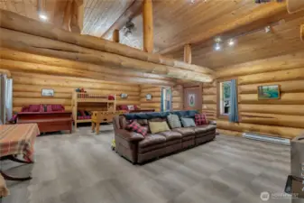 Large family room with bunkrooms great for air bnb