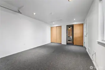 Bonus room/garage has a seperate entrance too!