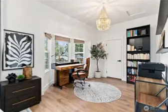 Office nook and flex space off of primary suite on main floor