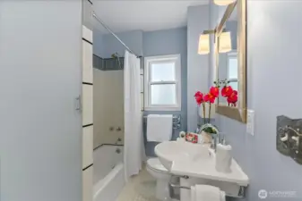 Main floor full bathroom