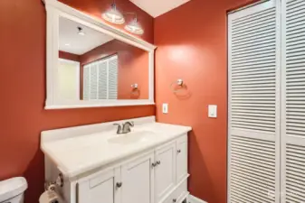 Lovely full sized bathroom cabinet with plenty of drawers and storage.