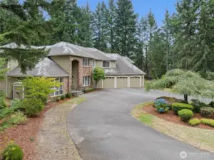 wide circular driveway